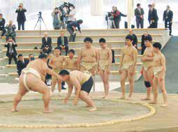 御嶽海関と稽古する木曽相撲クラブの小学生ら