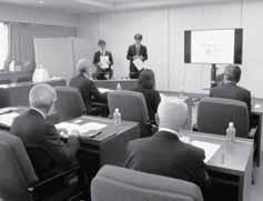 認知症神戸モデルの説明を聞く議員