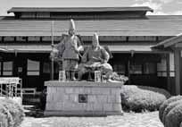 義仲館に建立されている義仲・巴御前像