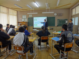 飛鳥中学校での出前講座の様子