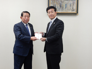 北海道議会へ義援金を贈呈