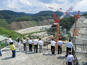 川上ダム建設工事現場での調査