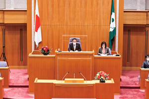 本会議（12 月4 日）での議長による延会宣言の様子