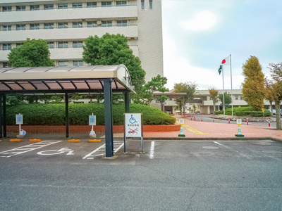 県津庁舎の車いす使用者用駐車場