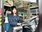 現場で活躍するバスの女性運転士
