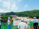 鳥羽河内ダム工事現場にて