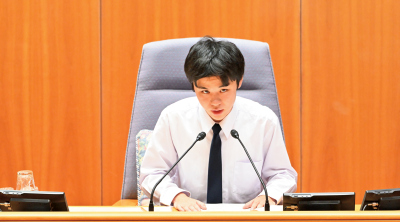 高校生が議長役になって高校生県議会を進行