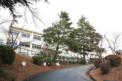 バンビーホームの移転が検討されている登美ヶ丘小学校