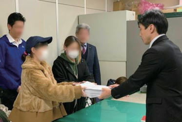 公立保育園の存続を求める署名を提出する保護者