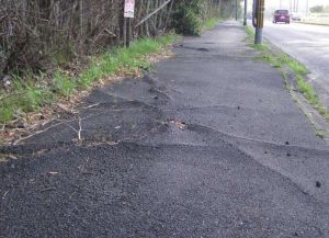 地面が盛り上がり危険な状態の歩道