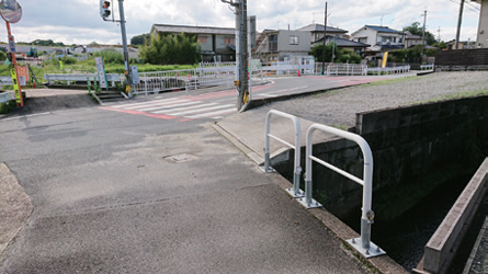 転落防止の柵が設置された通学路