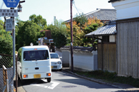 近鉄西ノ京駅周辺では車が行き違うのもやっと