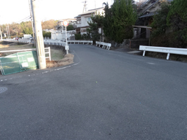 横断歩道がなく危険な通学路（山陵町）