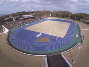 陸上競技場で行われる試合には多くの観客が来場する