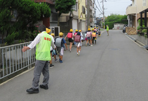 通学路での見守り活動の様子