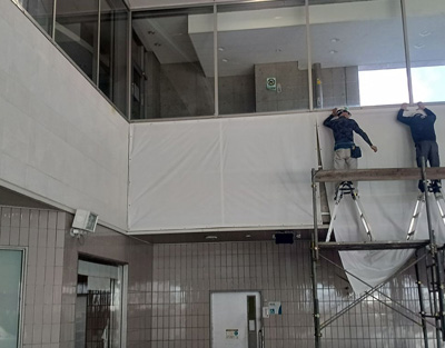 いきいきランドプールのパネル破損復旧作業