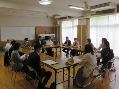 総務文教常任委員会 市内小中学校視察