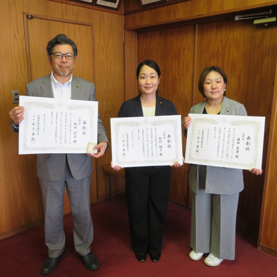 藤田茉里議員、松村紘子議員、岡田伴昌議員